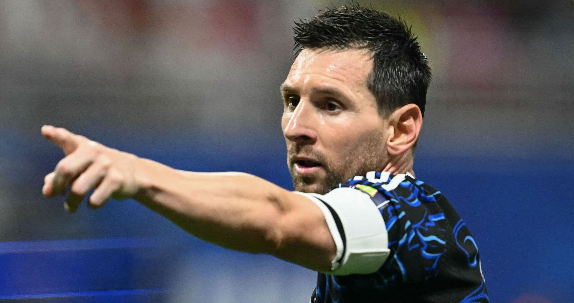 Lionel Messi examine la bouteille de Jordan Pickford après la victoire en demi-finale de la Coupe du Monde Lionel Messi examine la bouteille de Jordan Pickford après la victoire en demi-finale de la Coupe du Monde