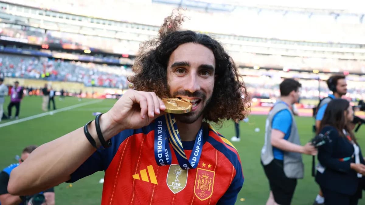 Marc Cucurella honore sa promesse avec un tatouage de Luis de la Fuente après la victoire en Coupe du Monde Marc Cucurella honore sa promesse avec un tatouage de Luis de la Fuente après la victoire en Coupe du Monde
