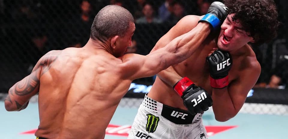 Raul Rosas Jr. revient sur la fin effrayante de son combat contre Raoni Barcelos à l'UFC Vegas 121 : « Je ne savais pas s'il était mort » Raul Rosas Jr. revient sur la fin effrayante de son combat contre Raoni Barcelos à l'UFC Vegas 121 : « Je ne savais pas s'il était mort »