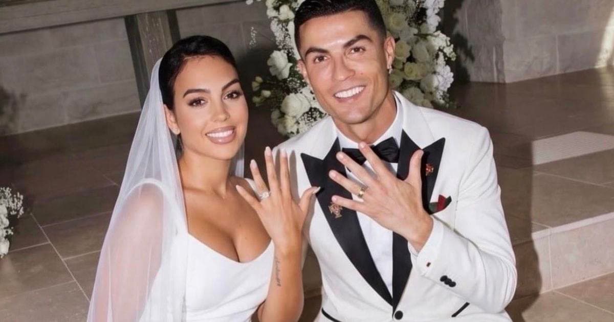 Ronaldo et Georgina signent un contrat de mariage avant une cérémonie intime dans leur somptueuse villa de 55 milliards ₦ Ronaldo et Georgina signent un contrat de mariage avant une cérémonie intime dans leur somptueuse villa de 55 milliards ₦